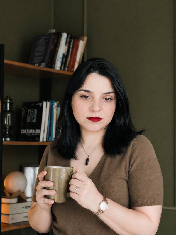 Foto de Ariadne Ferrari, Psicanalista online na Unolife